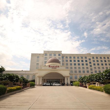 Ramada Plaza By Wyndham Lucknow Hotel Exterior foto